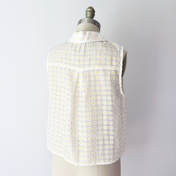 Le Lis White and Yellow Daisy Button-Up Blouse Stitch Fix - Picture 4 of 7